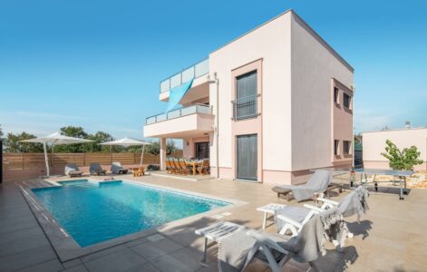 Villa Karizma landscape pool and pool area